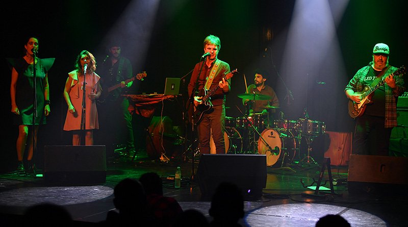 El músico Jorge Araujo y su banda se presentaron en el Teatro Martinelli