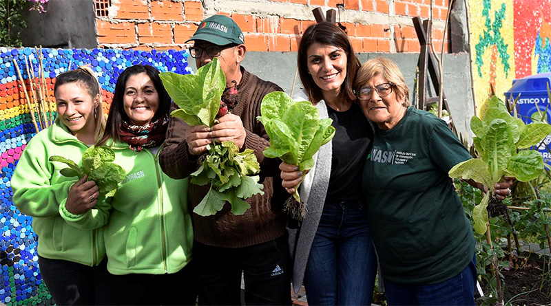Gisela Zamora visitó la huerta del Centro Comunitario Municipal Don Torcuato