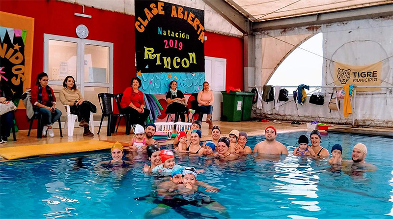 A pura diversión, los chicos de Rincón de Milberg disfrutaron de una clase abierta de natación