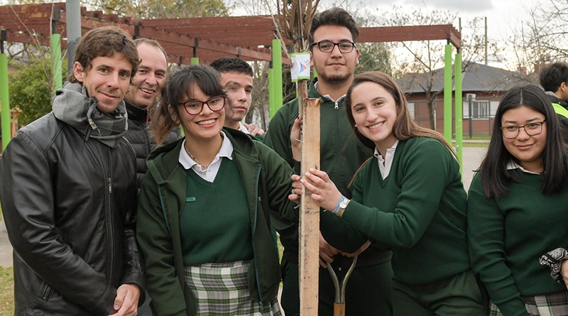 Juan Andreotti y alumnos de la Escuela San Pablo forestaron y concientizaron en el Día del Árbol
