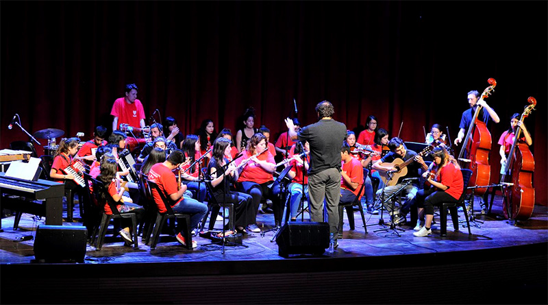 En el teatro municipal, alumnos de las Orquestas Infanto Juveniles de Tigre recibieron una clínica de ritmos populares