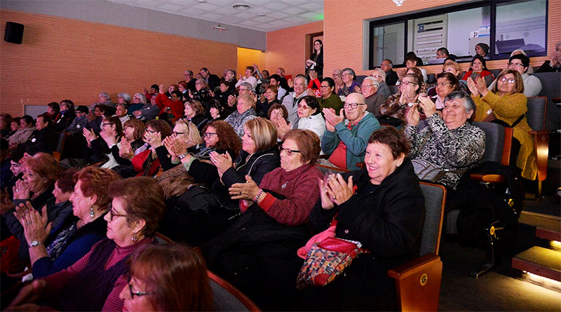 Adultos mayores de Tigre disfrutaron de un encuentro sobre familia y vejez en el Teatro Municipal de Benavídez