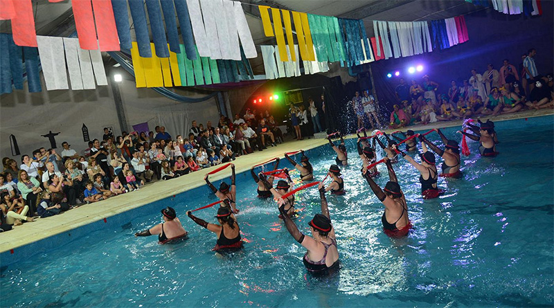 Alegría y color en los Polideportivos de Tigre: los vecinos disfrutan de galas temáticas de aquagym 
