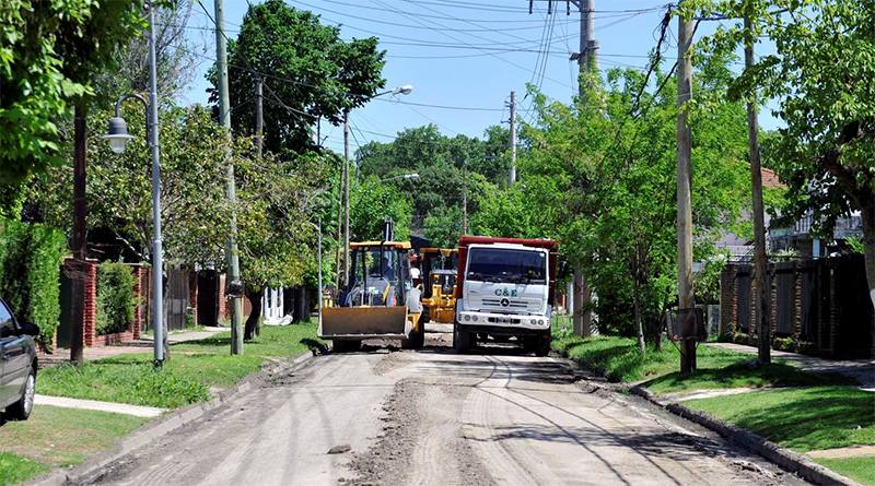 Julio Zamora recorrió Troncos del Talar, donde el Municipio realiza obras de pavimento 