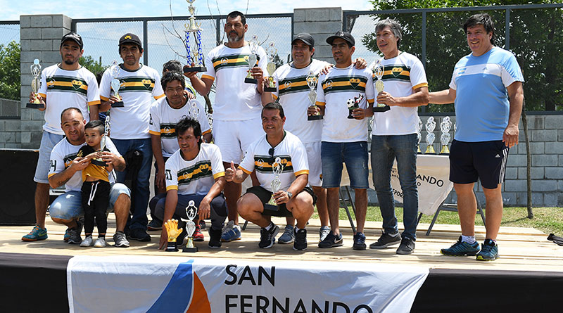 Cientos de jugadores de la Liga Municipal de Fútbol para Veteranos recibieron sus trofeos