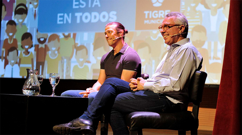 Matías Almeyda brindó una charla motivacional en el Teatro Municipal de Tigre 