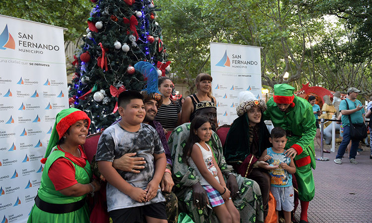 Chicos y familias de San Fernando se tomaron fotos con los Reyes Magos