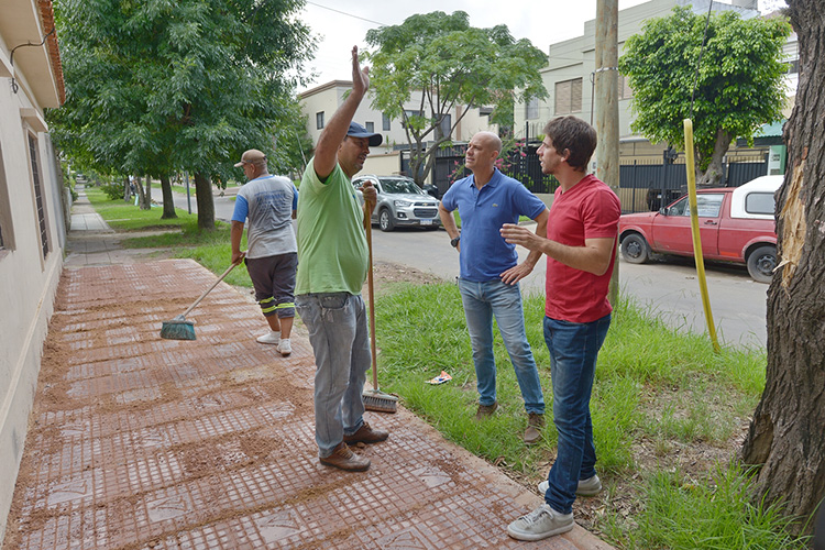 Juan Andreotti recorrió la renovación de veredas de la calle Blanco Encalada