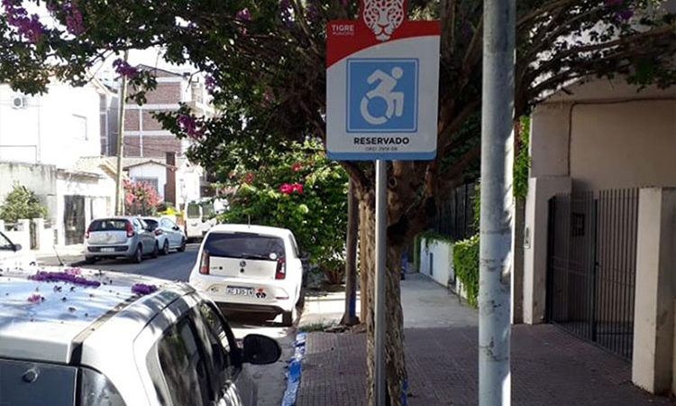 En el centro de Tigre, el Municipio refuerza la vía pública con carteles indicativos