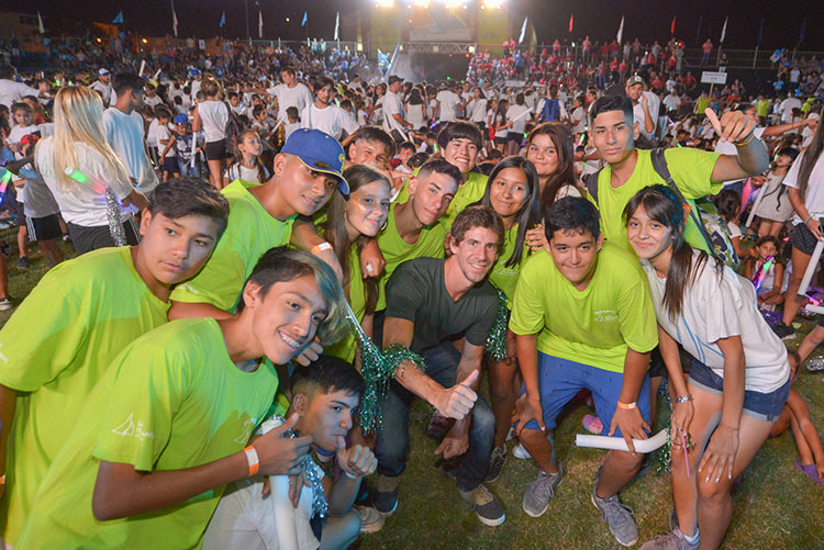 Juan Andreotti, junto a 15.000 personas, participó de una espectacular “Fiesta de Verano” de las Colonias