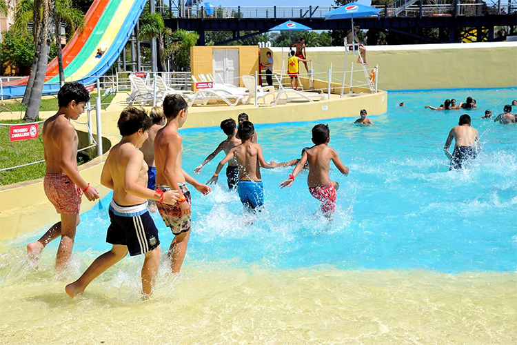 Niños y niñas de los polideportivos de Tigre visitaron un parque acuático