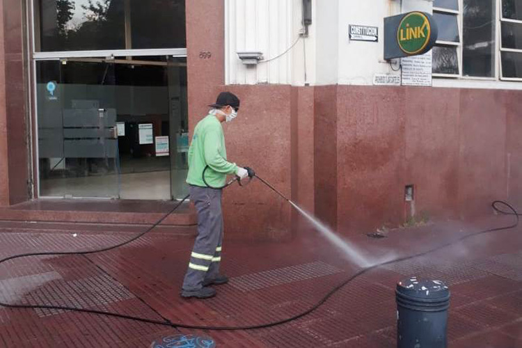 El Municipio lava y desinfecta veredas en los centros comerciales de San Fernando