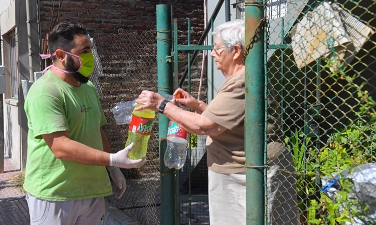 Con botellas del ‘Sanfer Recicla’, el Municipio entrega lavandina en todos los barrios