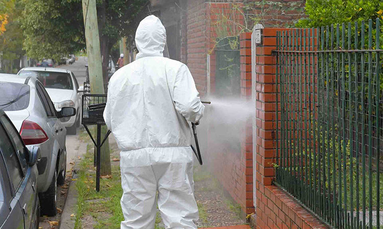 San Fernando desinfecta frentes de casas y comercios para prevenir el coronavirus