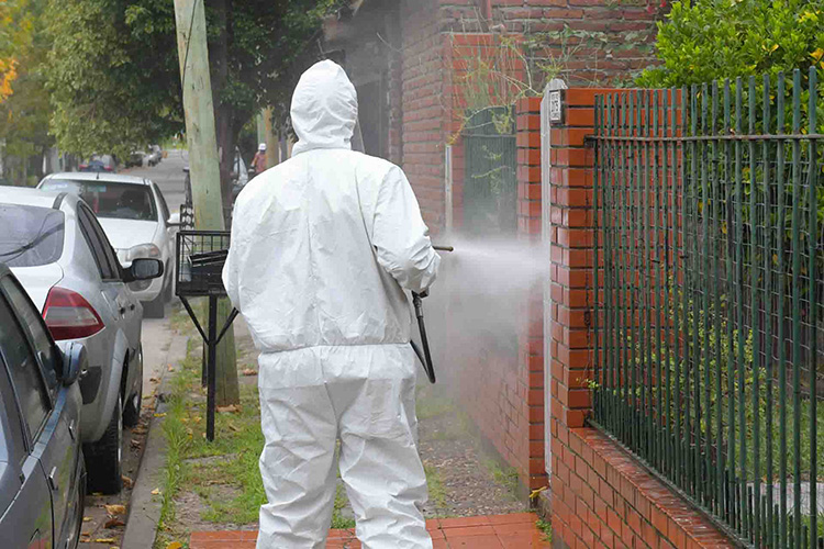 San Fernando desinfecta frentes de casas y comercios para prevenir el coronavirus
