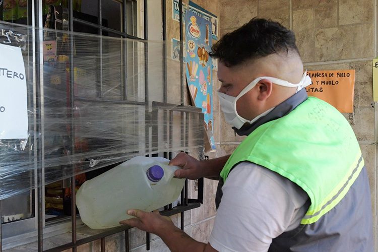 El Municipio acelera la distribución de lavandina para llegar a todos los barrios de San Fernando