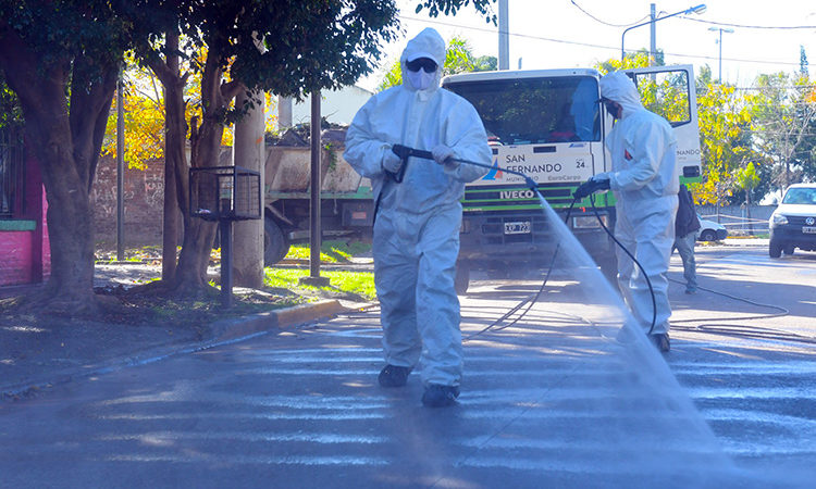 San Fernando refuerza la desinfección de veredas y frentes de casas por prevención contra el coronavirus
