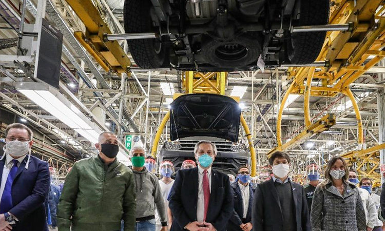 Alberto Fernández junto a Kicillof y Zamora recorrieron la planta de Volkswagen tras la reanudación de sus actividades