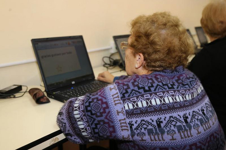 Enseñan a los jubilados a realizar trámites online