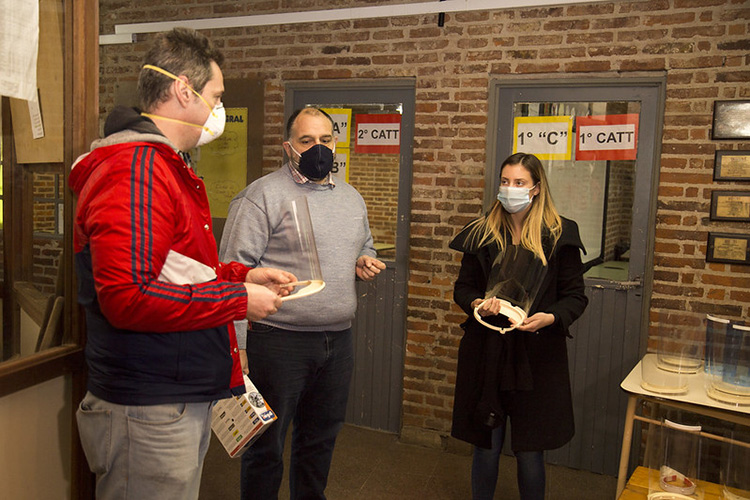 Docentes donan máscaras para COVID-19 al personal de salud