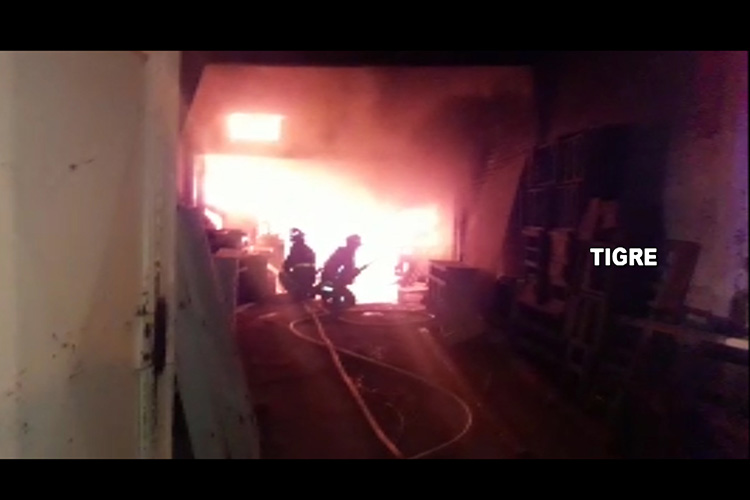 El Sistema de Protección Ciudadana de Tigre controló un feroz incendio en un aserradero