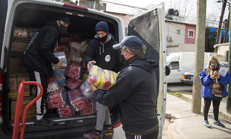 Entregan más de dos toneladas de alimentos en barrios vulnerables