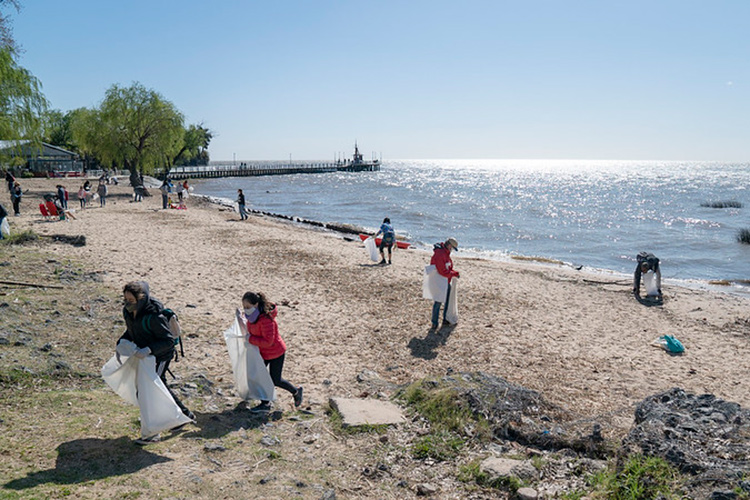 Tras siete meses, voluntarios volvieron a limpiar la costa del río en San Isidro