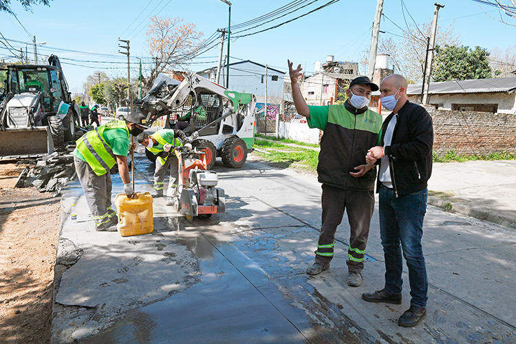 San Fernando avanza con la renovación de la calle Uruguay y la limpieza de un conducto