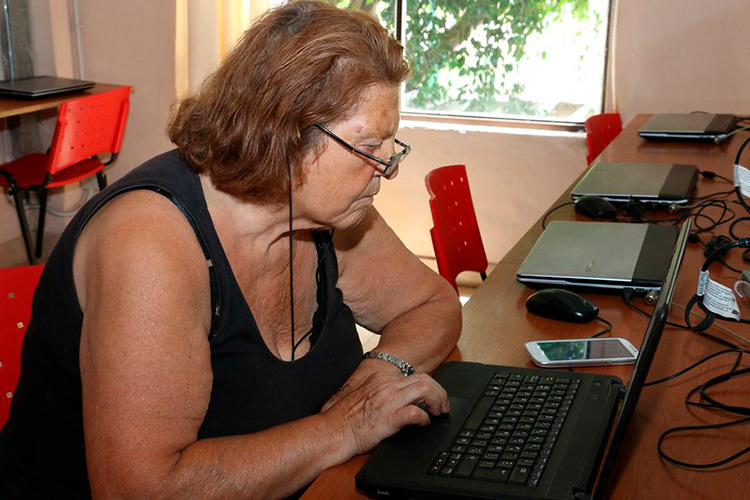 El Municipio ofrece clases virtuales para los adultos mayores