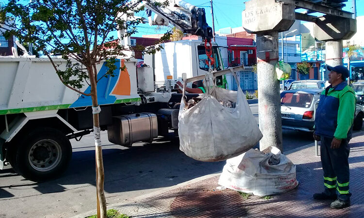 San Fernando limpia sus calles retirando bolsones con restos de materiales de obra