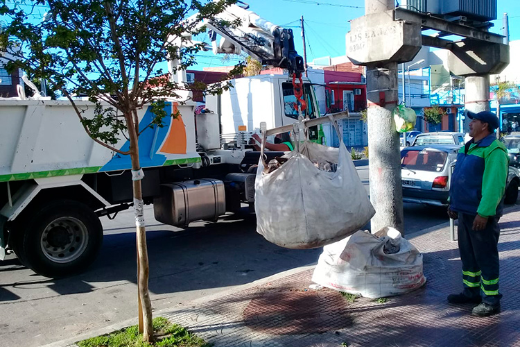 San Fernando limpia sus calles retirando bolsones con restos de materiales de obra