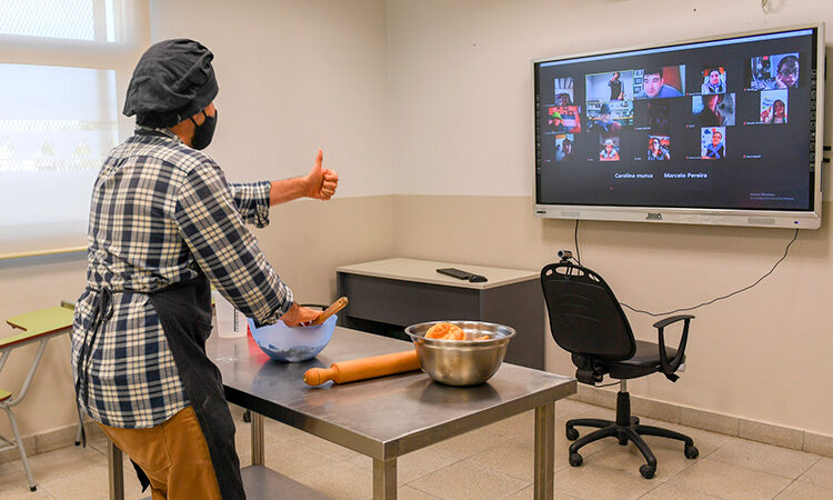 Con gran éxito, continúan las clases virtuales de cocina de la Escuela de Oficios de San Fernando