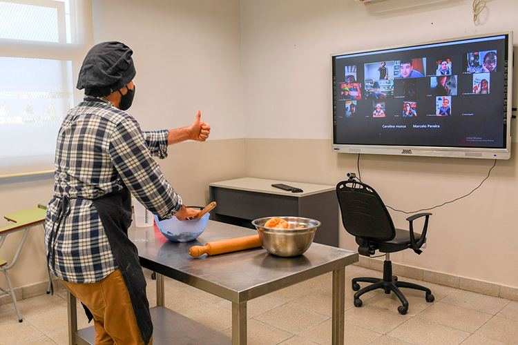 Con gran éxito, continúan las clases virtuales de cocina de la Escuela de Oficios de San Fernando