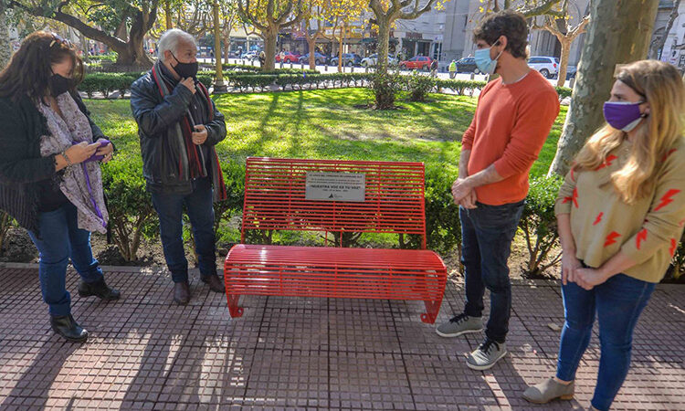 San Fernando instaló un Banco Rojo en la Plaza Mitre para concientizar sobre la violencia de género