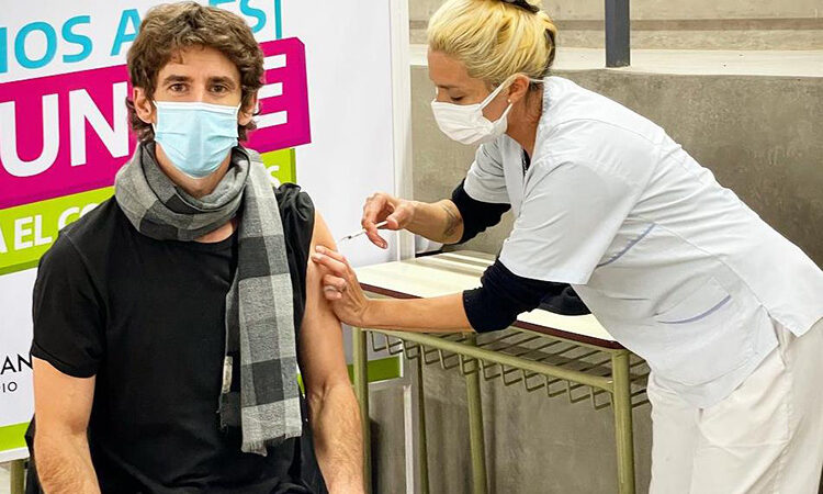 Juan Andreotti recibió la primera dosis de la vacuna contra el COVID-19