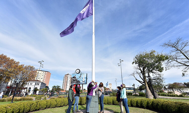 Gisela Zamora encabezó el izamiento de la bandera de Ni Una Menos en Tigre