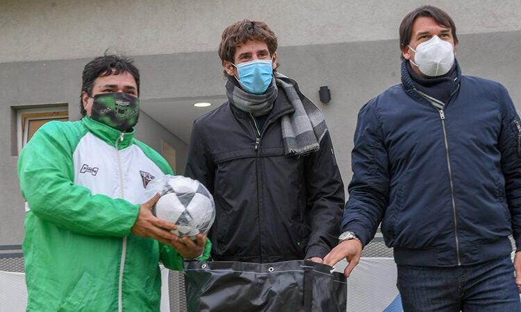 Juan Andreotti entregó materiales deportivos a los clubes de los Torneos Municipales