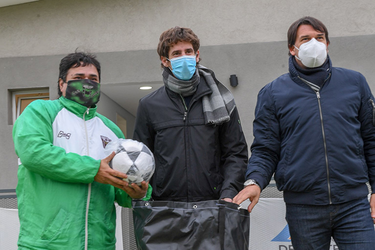 Juan Andreotti entregó materiales deportivos a los clubes de los Torneos Municipales