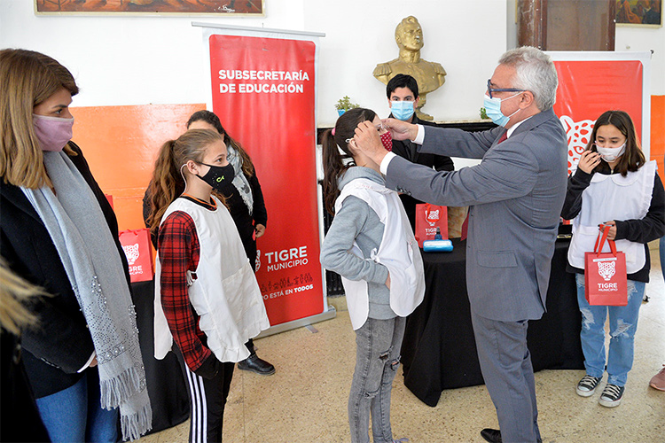 Programa “Para verte Mejor”: el Municipio entregó nuevos anteojos en escuelas de Tigre