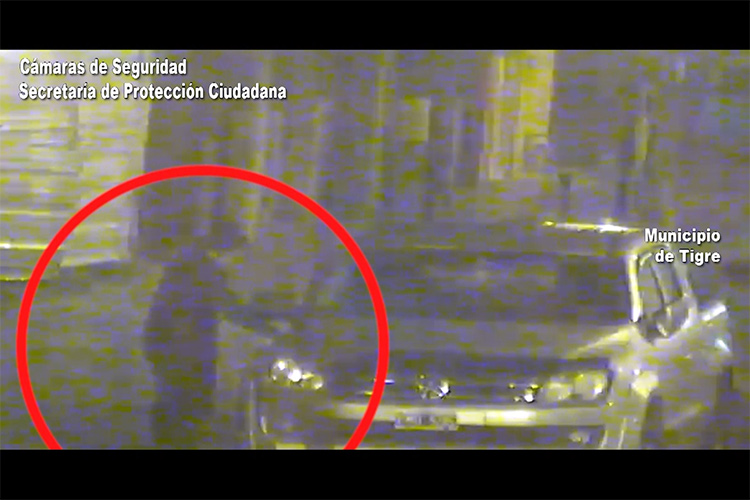 In fraganti: las cámaras la captaron robando pertenencias dentro de un auto y el cot la detuvo antes de que huyera