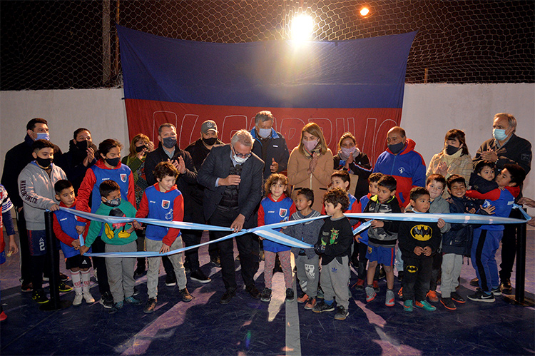 Julio y Gisela Zamora acompañaron la inauguración de la renovada cancha de fútbol del Club “El Embrujo” de El Talar