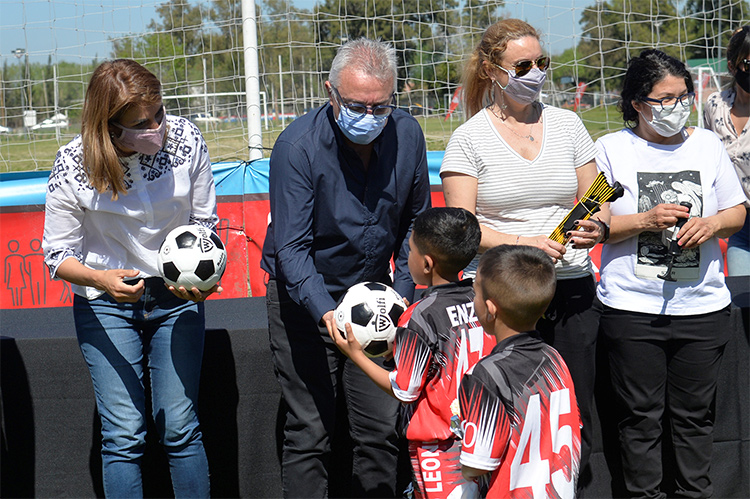 Julio y Gisela Zamora lanzaron la Liga Municipal Infantil de Baby Fútbol y entregaron material deportivo a los clubes de barrio de Tigre