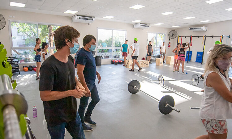 Juan Andreotti inauguró nuevos espacios deportivos para yoga, crossfit, indoor y más en el Poli N°1