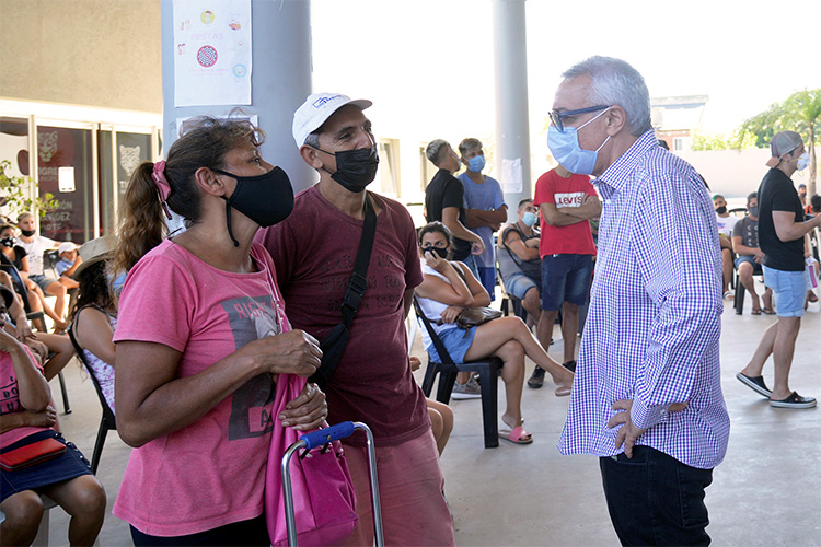 Julio Zamora supervisó el funcionamiento de la posta de vacunación contra el COVID-19 en Benavidez