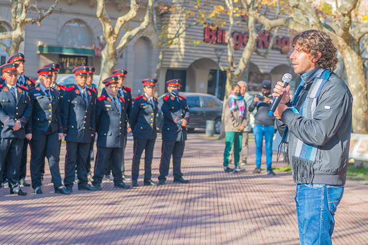 Juan Andreotti acompañó en un acto a los Bomberos de San Fernando