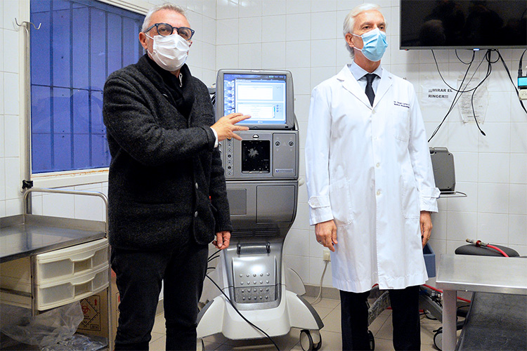 Julio Zamora presentó un equipo de última generación para cirugías de alta complejidad en el Hospital Oftalmológico Dr. Ramón Carrillo