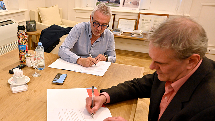 Julio Zamora firmó dos convenios con la Universidad de San Isidro Dr. Plácido Marín