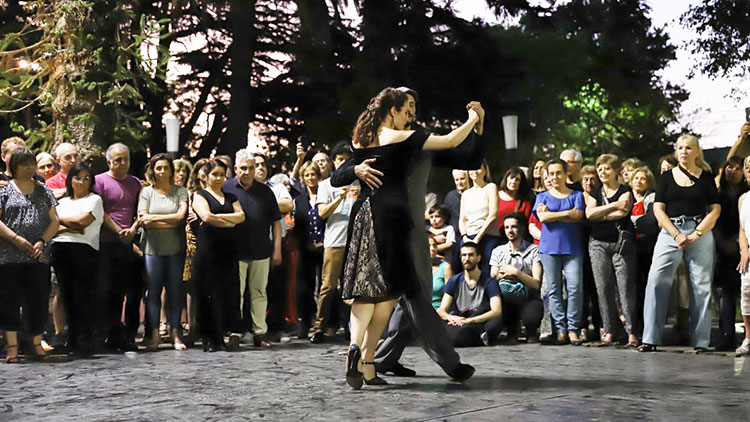 Nueva tarde de tango en la Plaza Alem