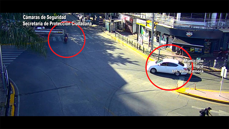 Registrado por las cámaras del COT: impactante accidente entre un auto y una moto
