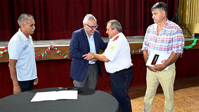 Julio Zamora entregó equipamiento para mejorar el servicio de los Bomberos Voluntarios de Tigre centro
